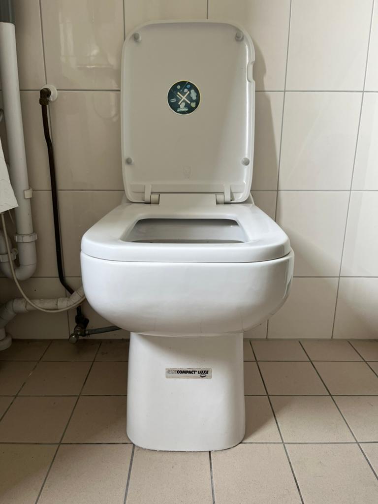 SaniCompact Luxe Wc (Sani Broyeur), Ophalen, Zo goed als nieuw, Steen, Toilet