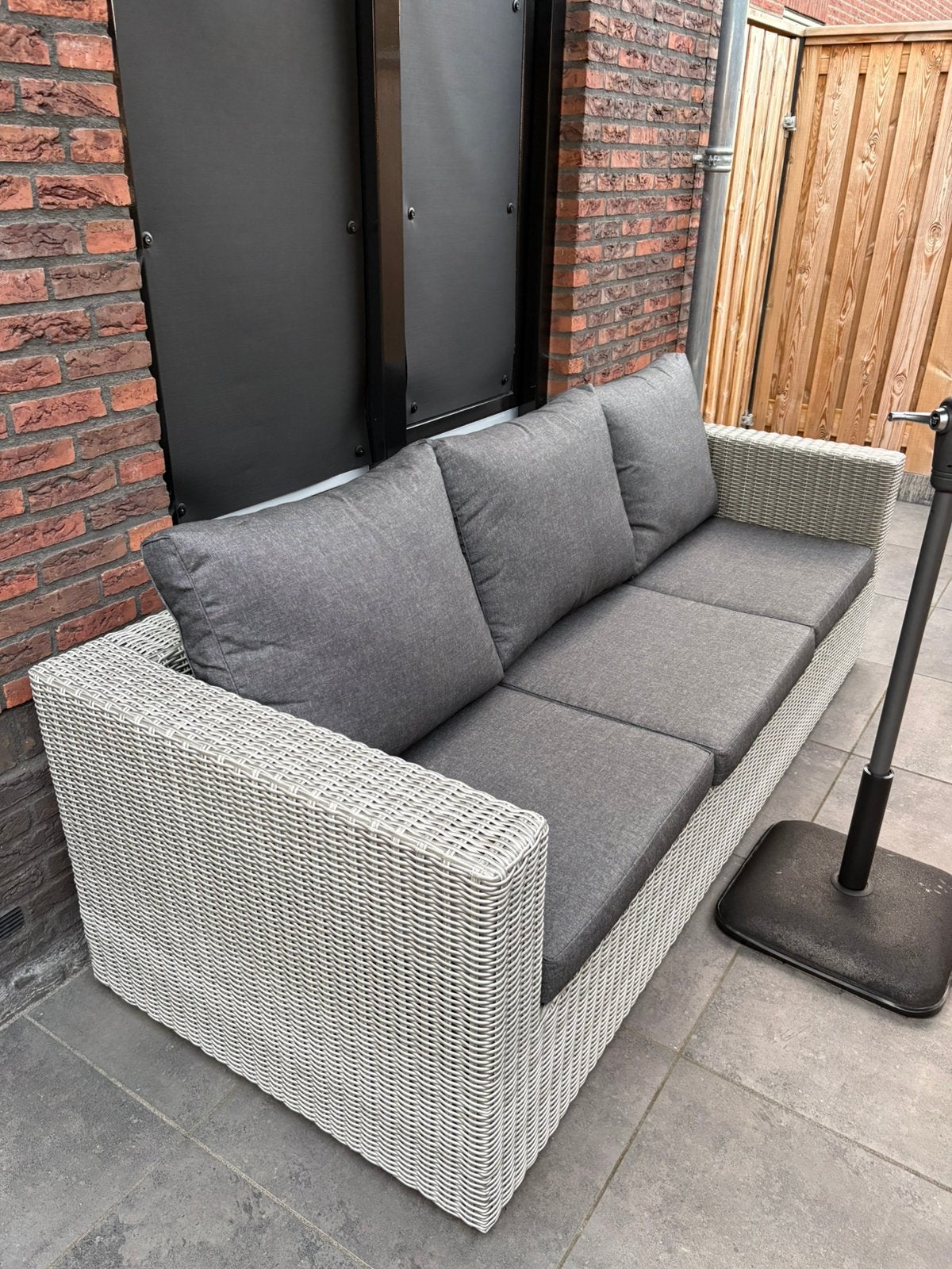 Te Koop z.g.a.n. loungebank van wicker, Ophalen, 3 zitplaatsen, Zo goed als nieuw, Wicker