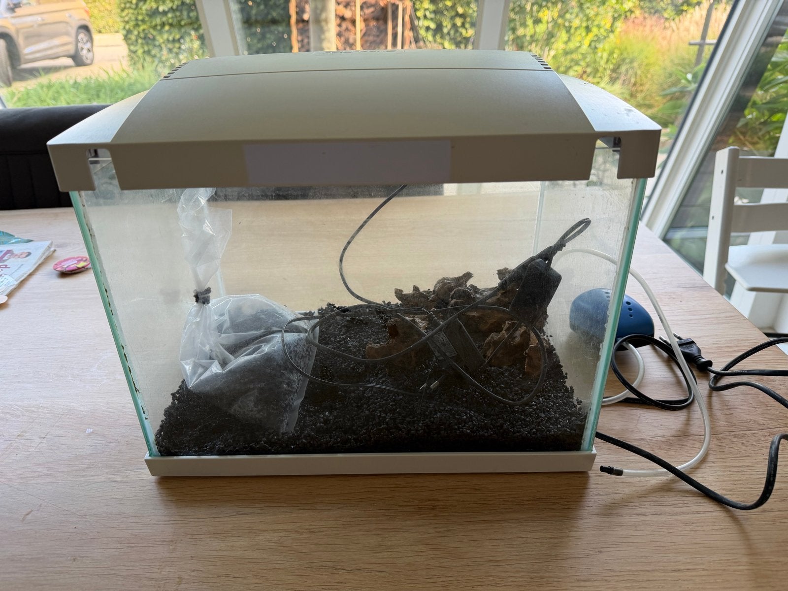 Klein aquarium met luchtpomp en bodembedekking en wat stenen, Dieren en Toebehoren, Vissenkom, Gebruikt, Inclusief deksel, Ophalen of Verzenden