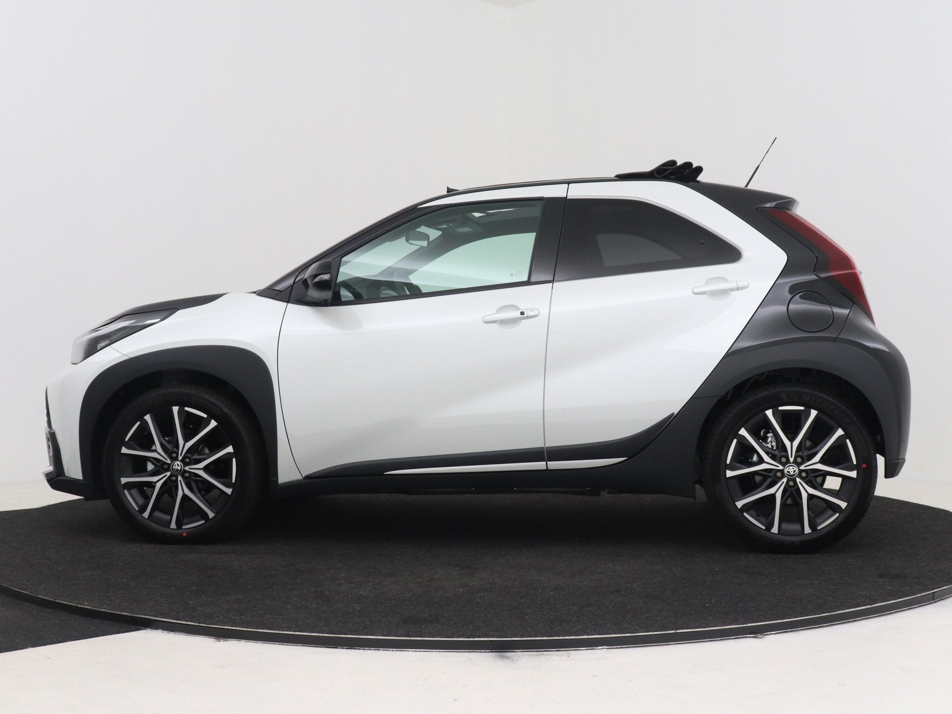 Toyota Aygo X Hybrid 115 GR Sport (bj 2026, automaat), 12 maanden, Zwart, 4 stoelen, 116 pk