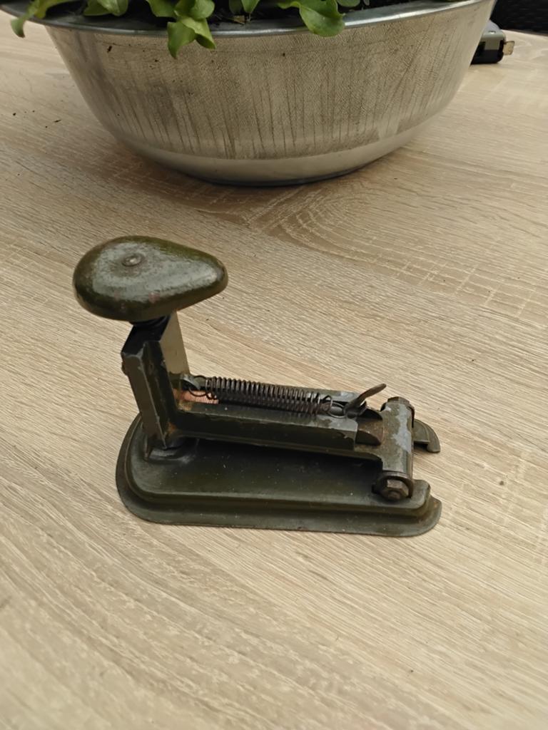 Vintage nietmachine, groen metaal, industrieel design, Ophalen