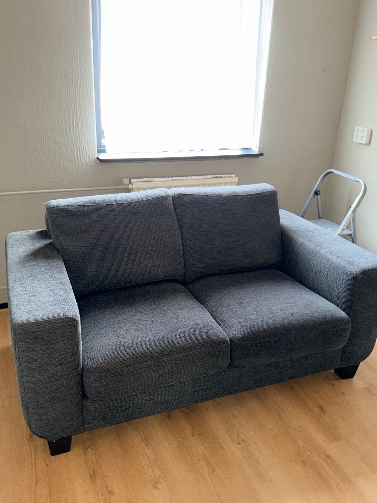 Comfortabele tweezitsbank in donkergrijs, Ophalen, Gebruikt, 150 tot 200 cm, Tweepersoons