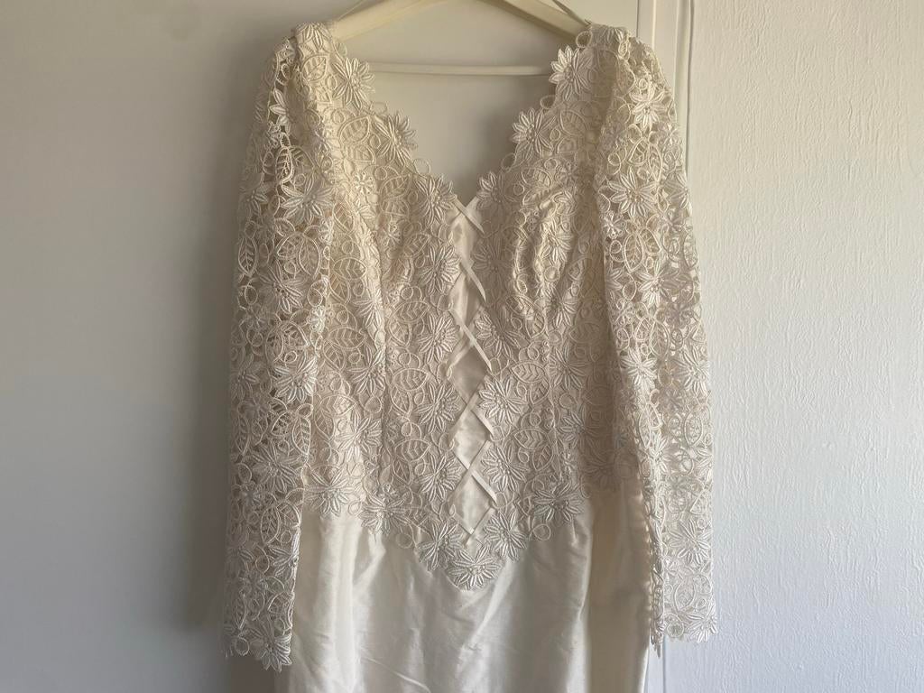 Elegante trouwjurk met kanten mouwen, Ophalen of Verzenden, Nieuw, Overige kleuren, Trouwjurk