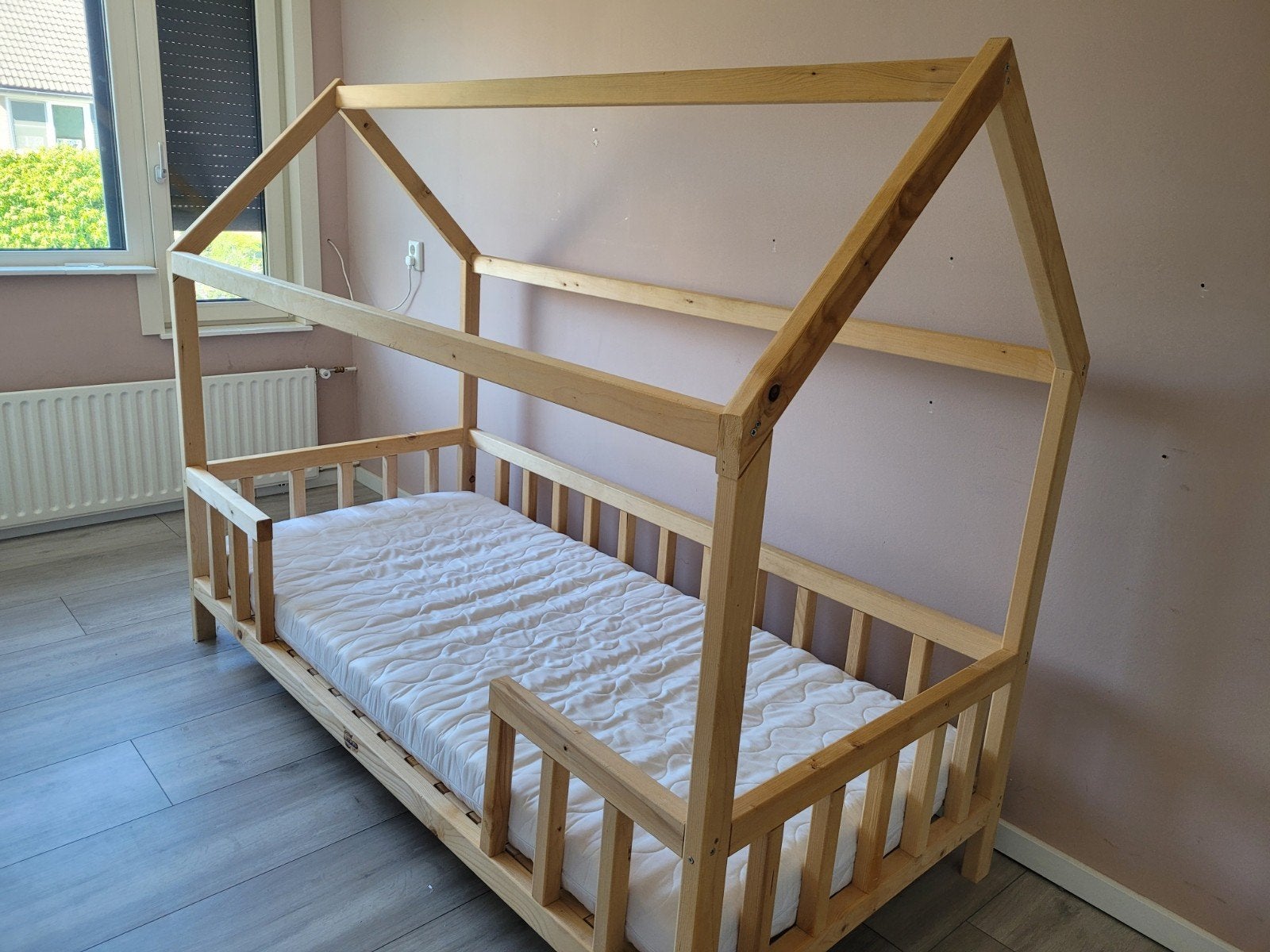 1p houten huisbed, Kinderen en Baby's, Kinderkamer | Bedden, Ophalen, 180 cm of meer, 85 tot 100 cm, Matras