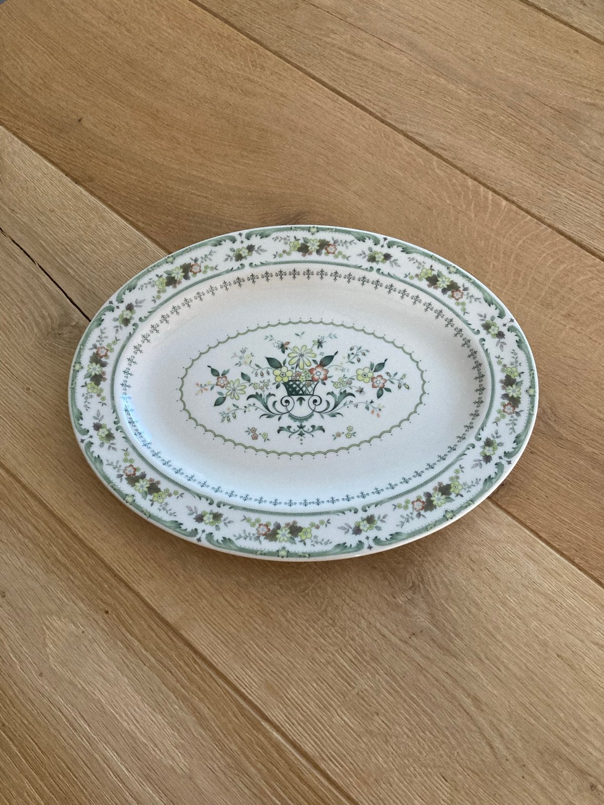 Royal Doulton Provencal ovale serveerschaal 33x25,5cm, Ophalen of Verzenden, Overige stijlen, Porselein, Schaal of Schalen
