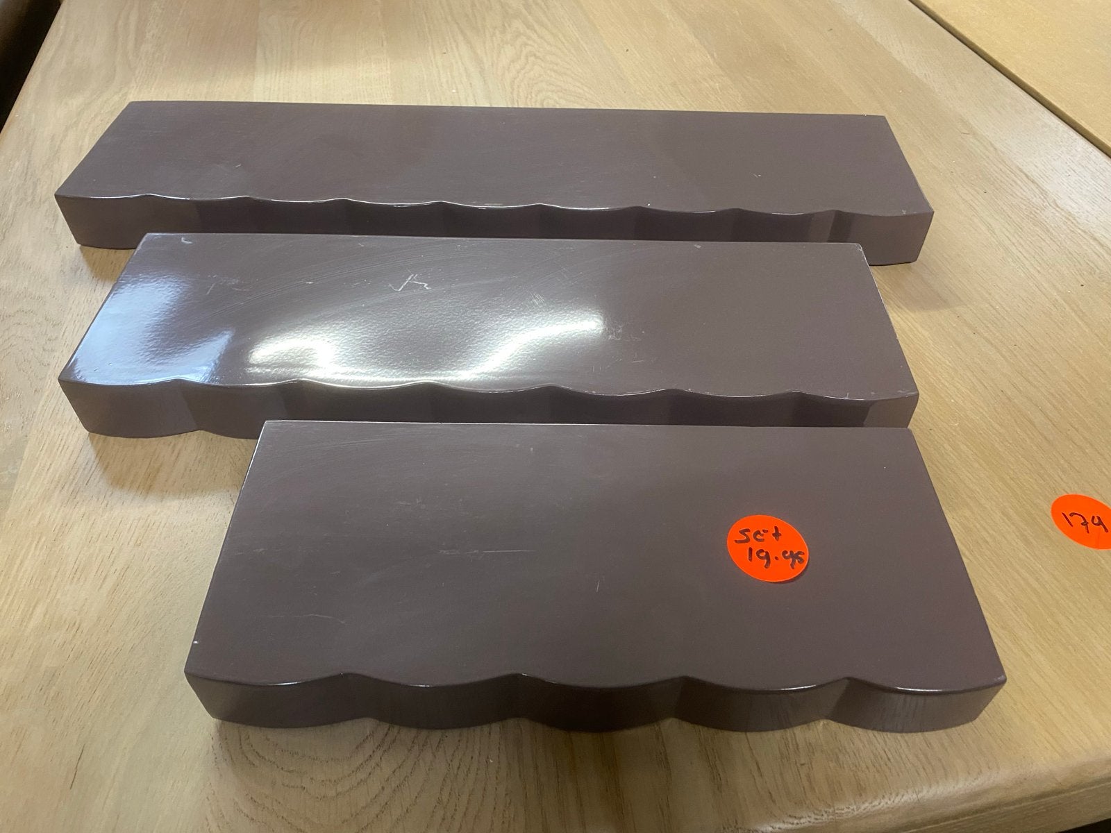 Set van 3 taupe wandplankjes 33 46 59 met golvende rand, Ophalen, Nieuw