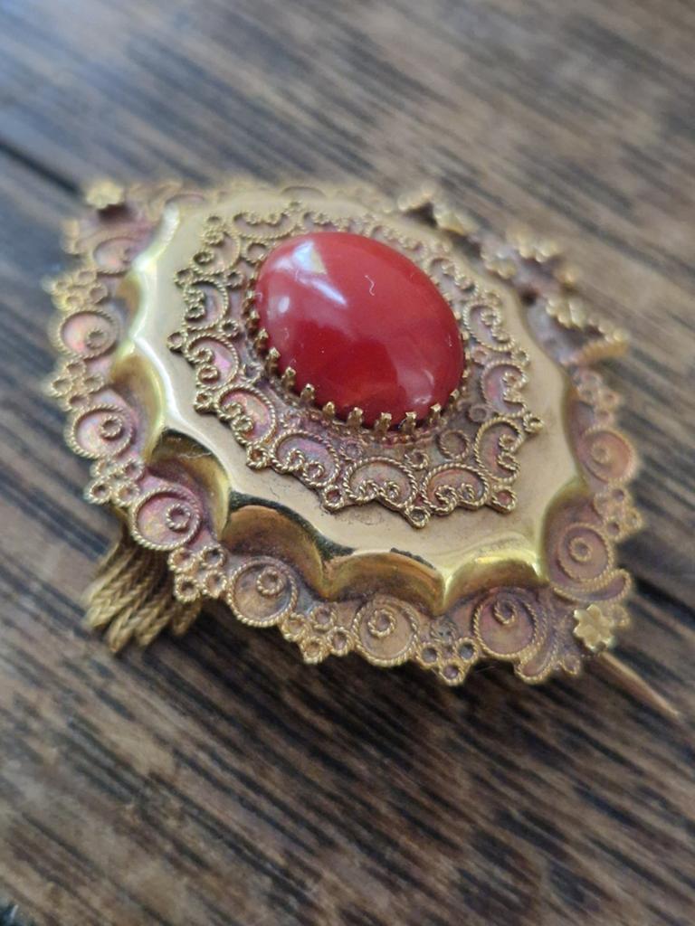 Gouden broche met bloedkoraal, gemerkt, ca 4 gr, Verzamelen, Religie, Ophalen of Verzenden, Gebruikt, Sieraad