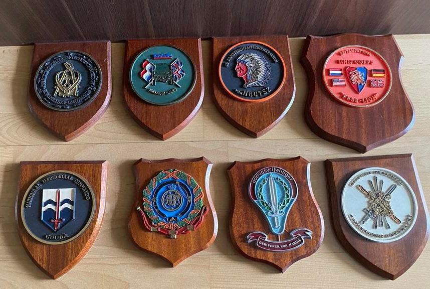 8 schildjes diverse onderdelen. 24,00 euro., Ophalen of Verzenden, Landmacht, Nederland