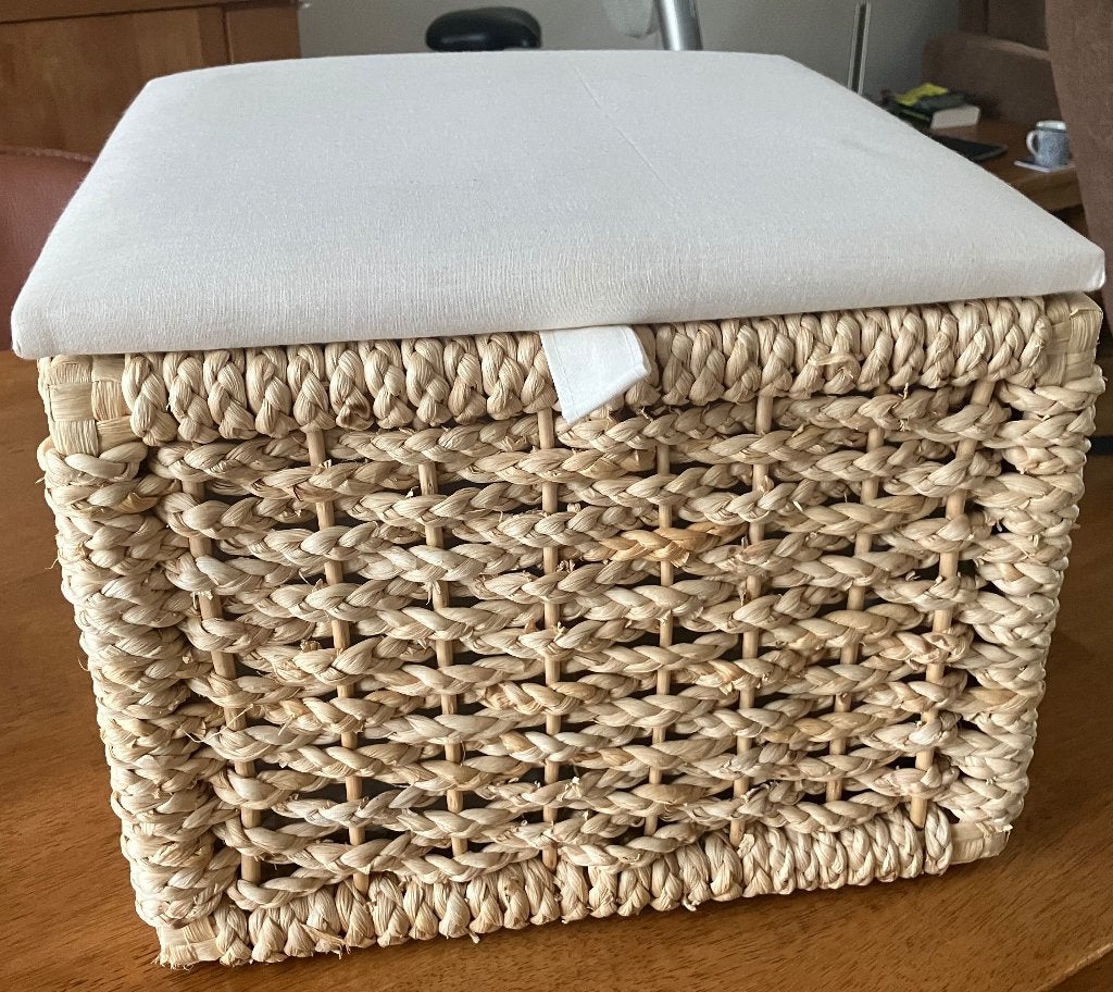 GEBROKEN WITTE HOCKER, Huis en Inrichting, Banken | Voetenbanken en Poefen, Ophalen, Minder dan 50 cm, Vierkant, Minder dan 50 cm