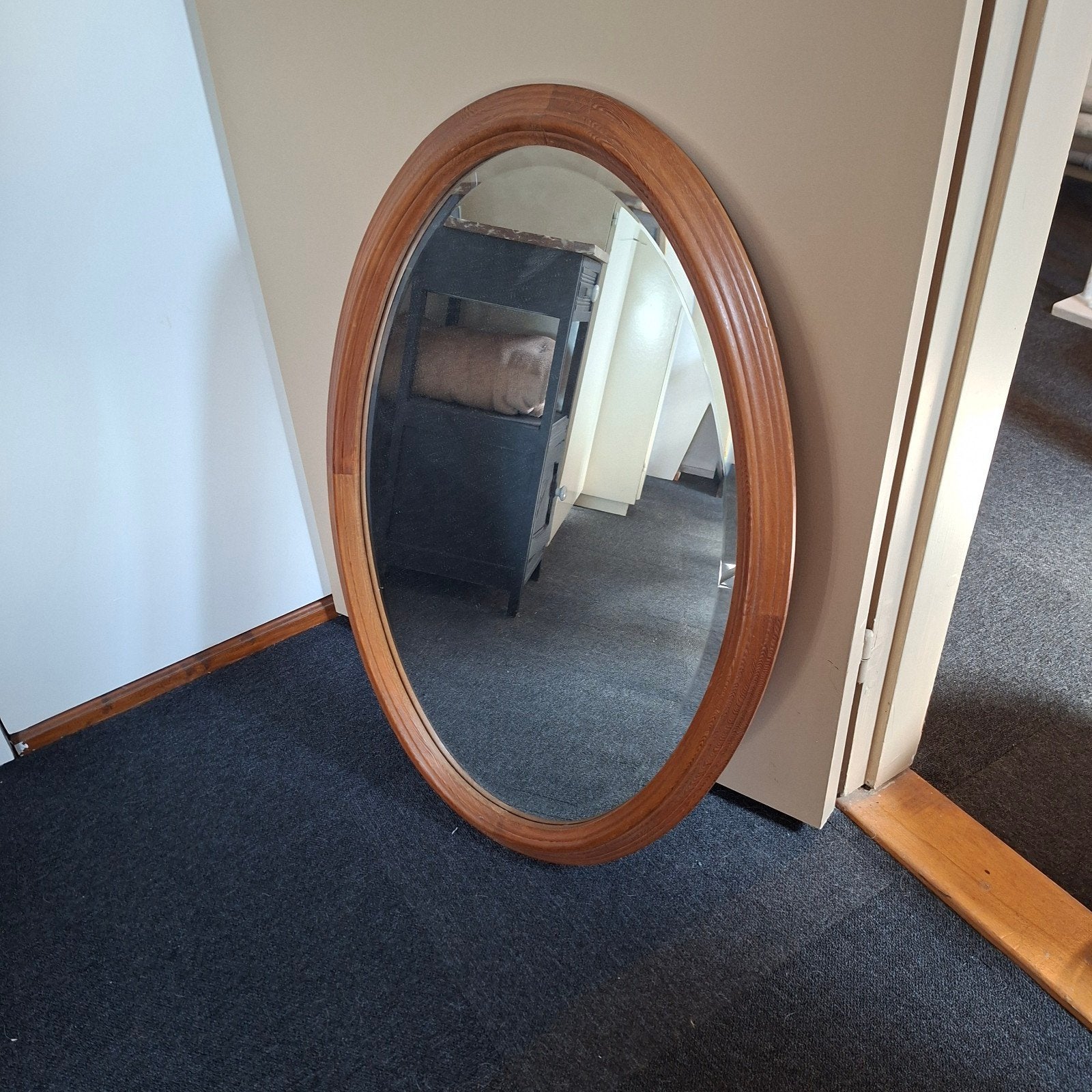 Ovale spiegel met geslepen glas en houten lijst, Ophalen, Gebruikt, 100 tot 150 cm, Ovaal
