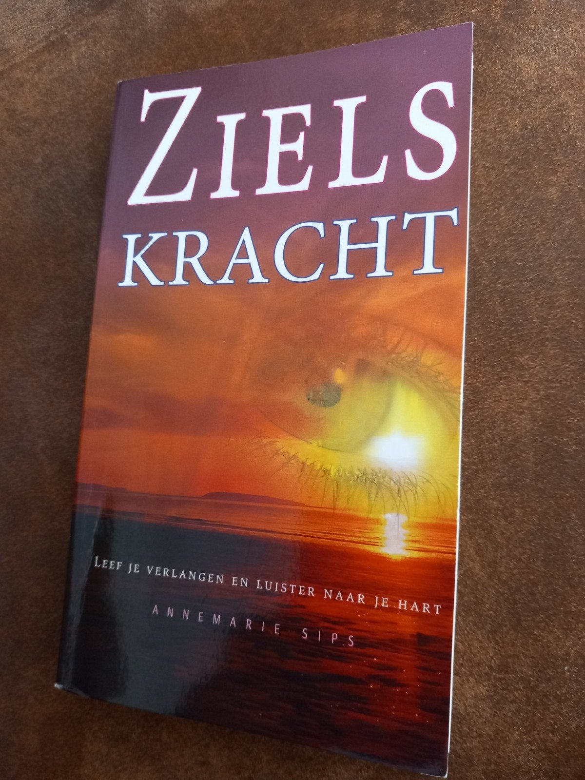 Annemarie Sips - Zielskracht - Gesigneerd exemplaar, Ophalen of Verzenden, Gelezen, Annemarie Sips, Nederland
