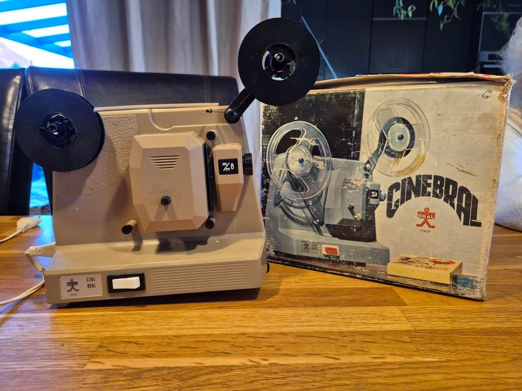Vintage Cinebral 8mm Filmprojector met originele doos, Audio, Tv en Foto, Ophalen of Verzenden, 8mm film