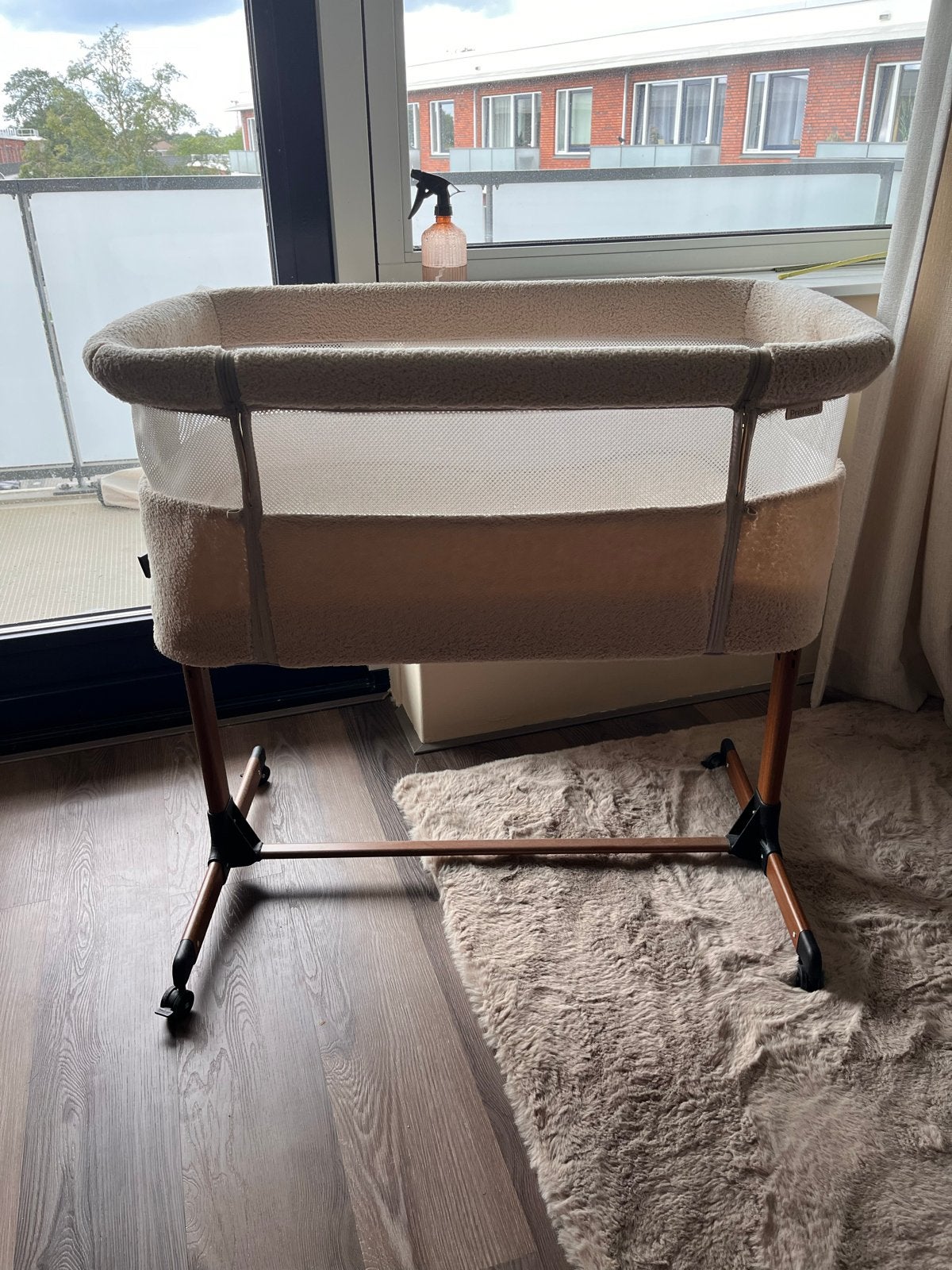 Co-sleeper Bella met matras en wol overtrek, Kinderen en Baby's, Babywiegjes en Ledikanten, Ophalen, Zo goed als nieuw, Wieg