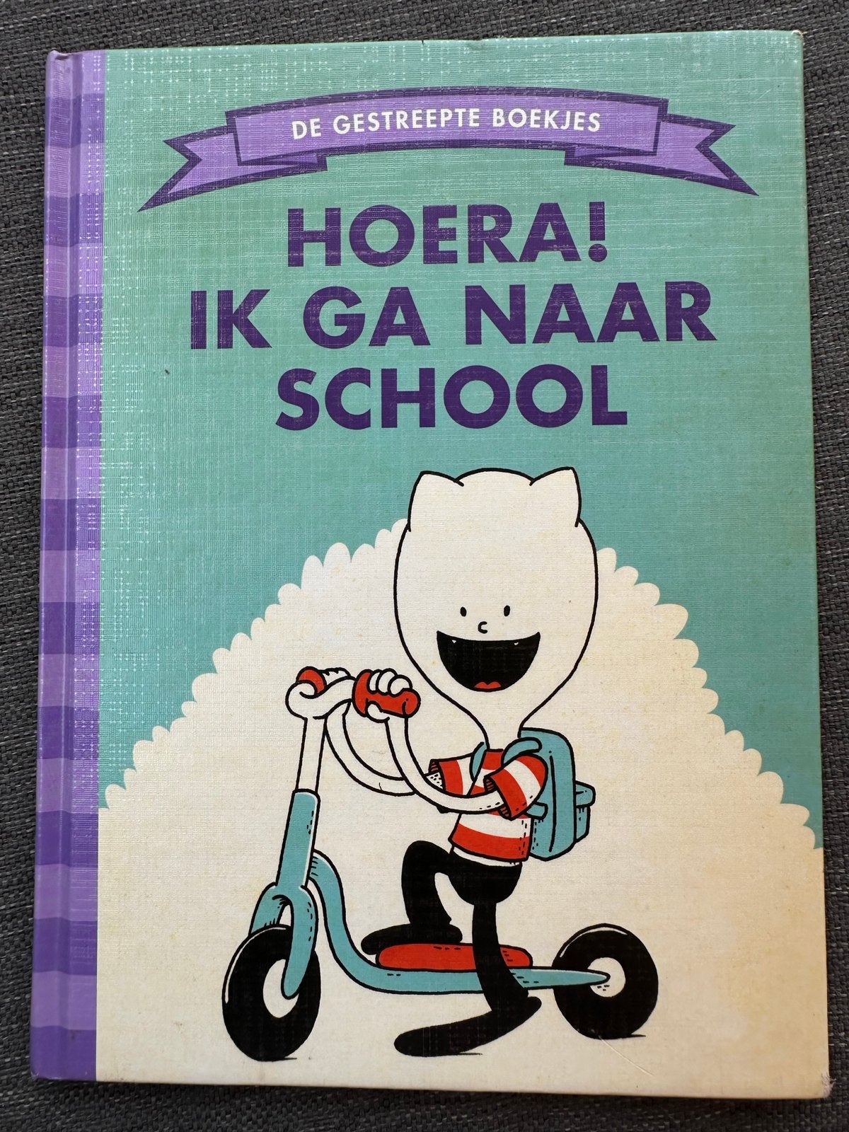 2 kinderboekenin 1: Hoera! Ik ga naar school & Pluisdier, Boeken, Ophalen of Verzenden, Gelezen, 2 tot 3 jaar