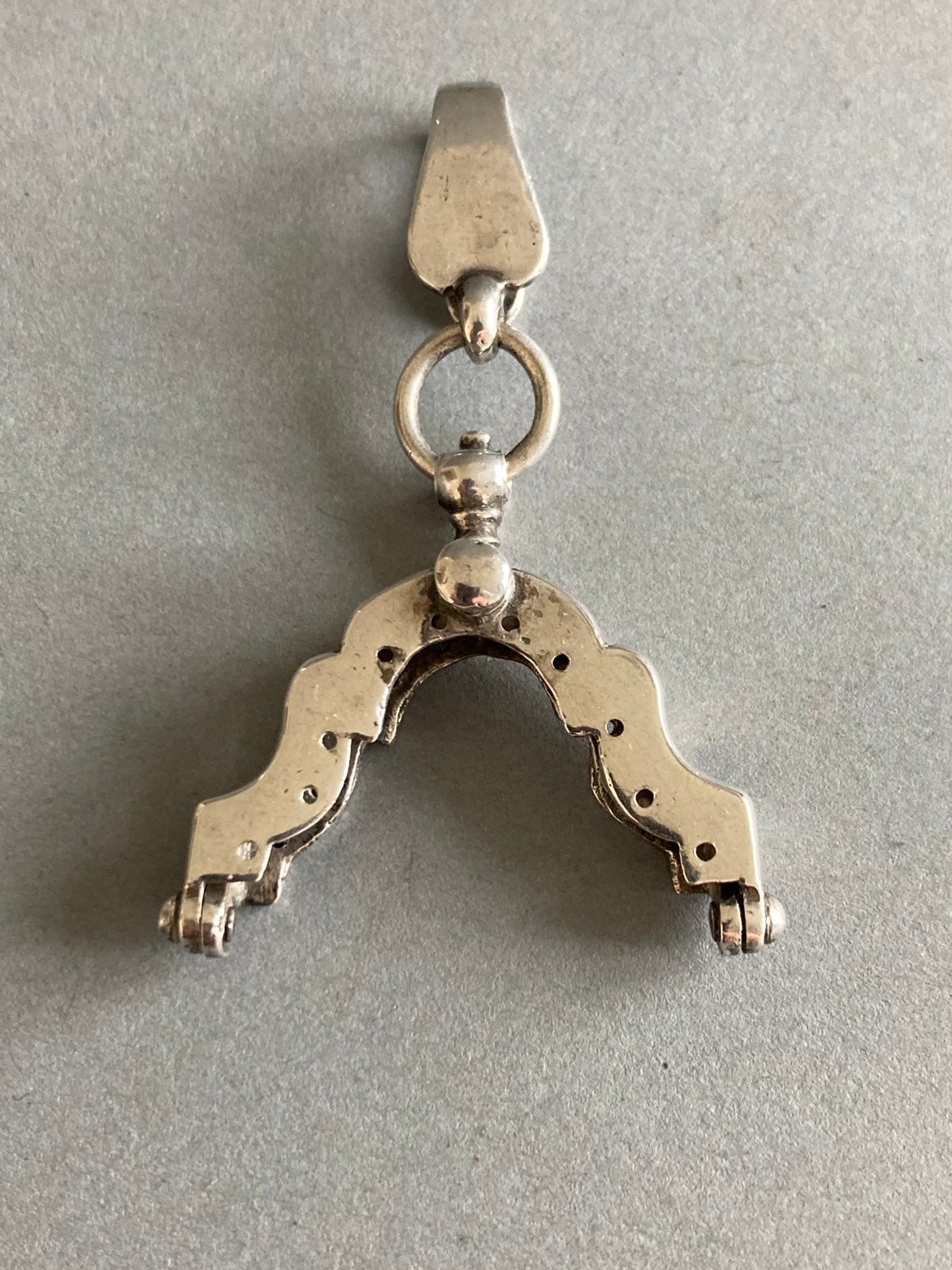 Miniatuur zilveren beursbeugeltje - 18e eeuw, Ophalen of Verzenden, Zilver