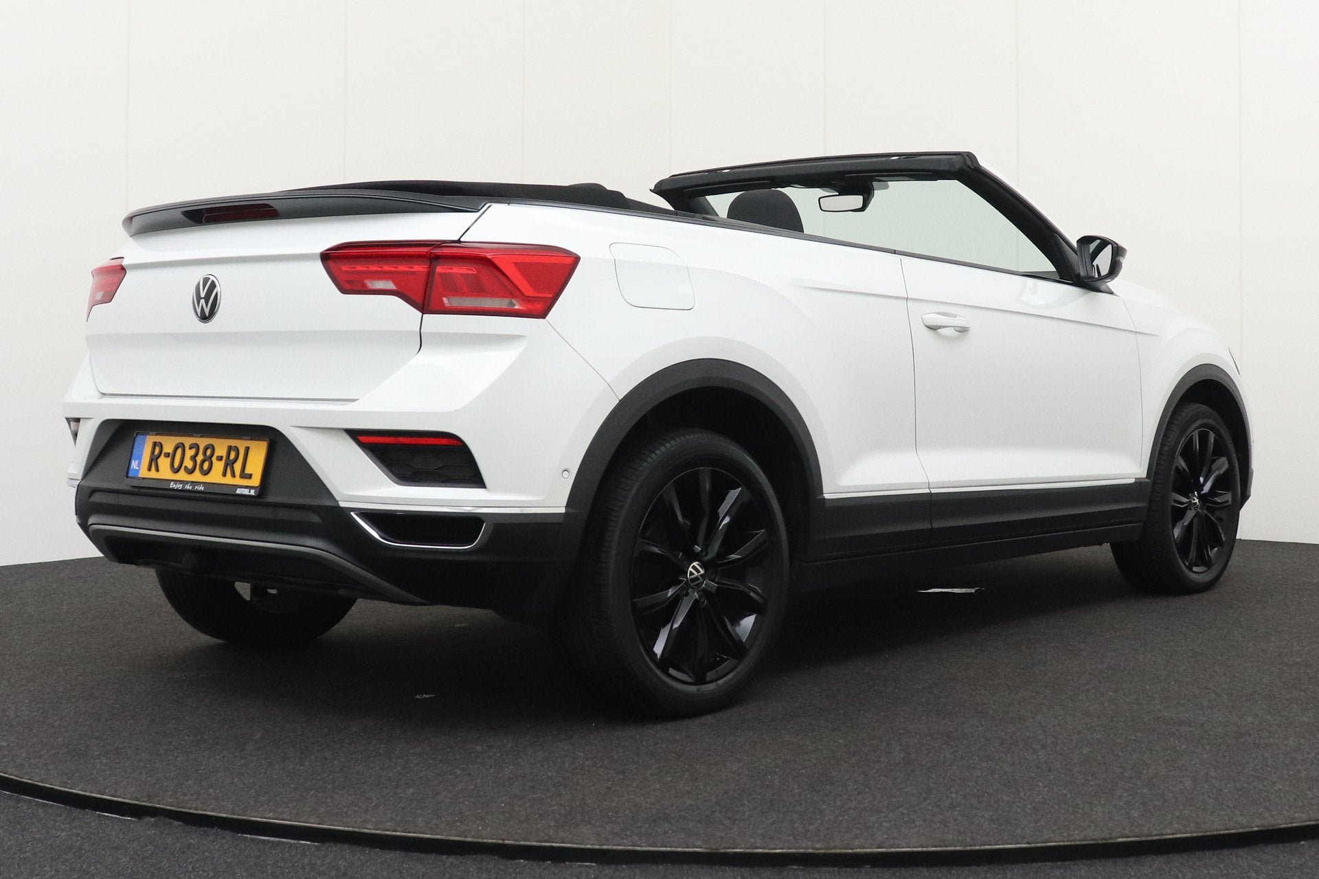 Volkswagen T-Roc Cabrio 116 PK BlackLine Camera Adap.Cruise, Auto's, Volkswagen, Voorwielaandrijving, Stof, Gebruikt, Cabriolet