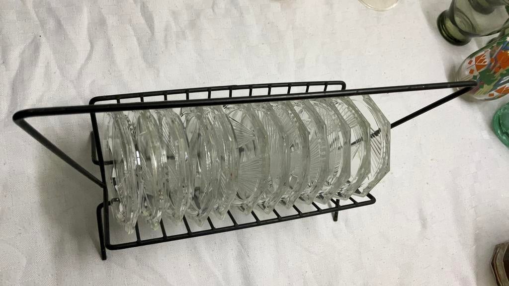 Glazen onderzetters in metalen rekje, jaren 50 vintage, Ophalen of Verzenden, Huis en Inrichting