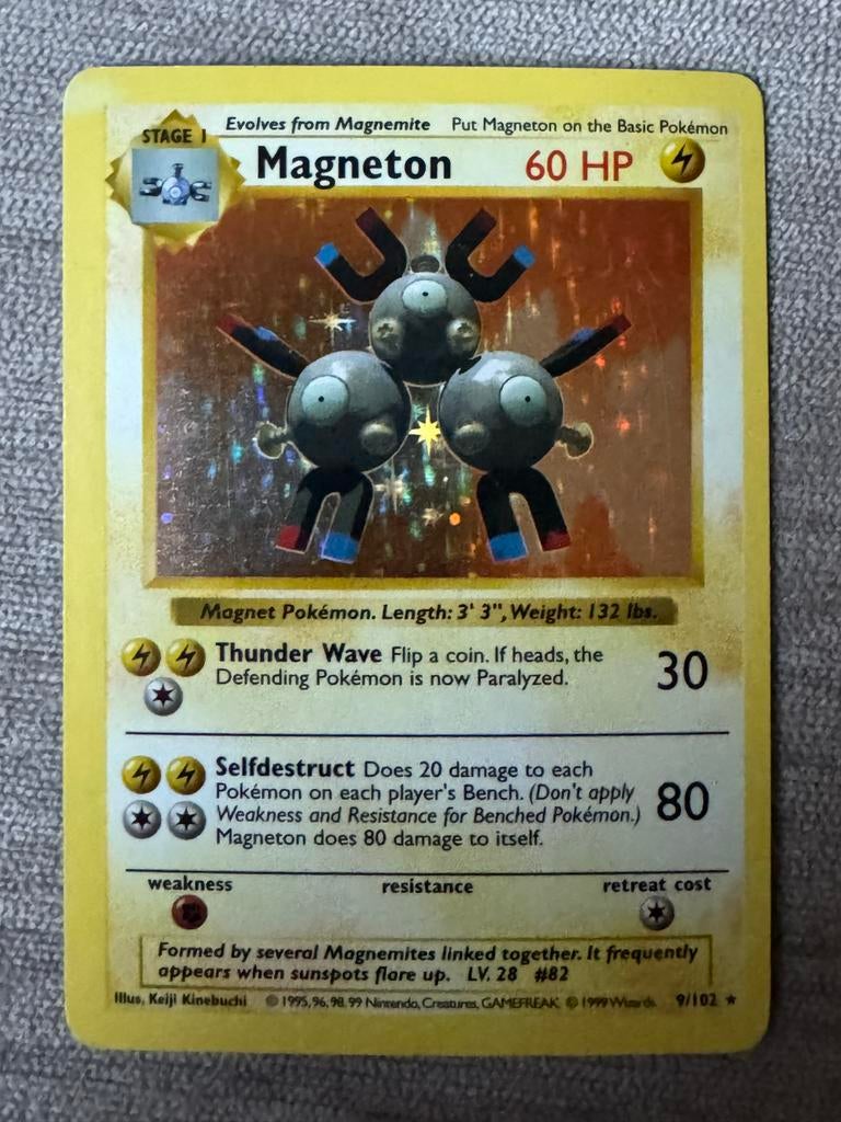 Shadowless Magneton 9/102 Holo - Base Set 2 Pokémon Kaart, Ophalen of Verzenden, Zo goed als nieuw, Losse kaart, Foil