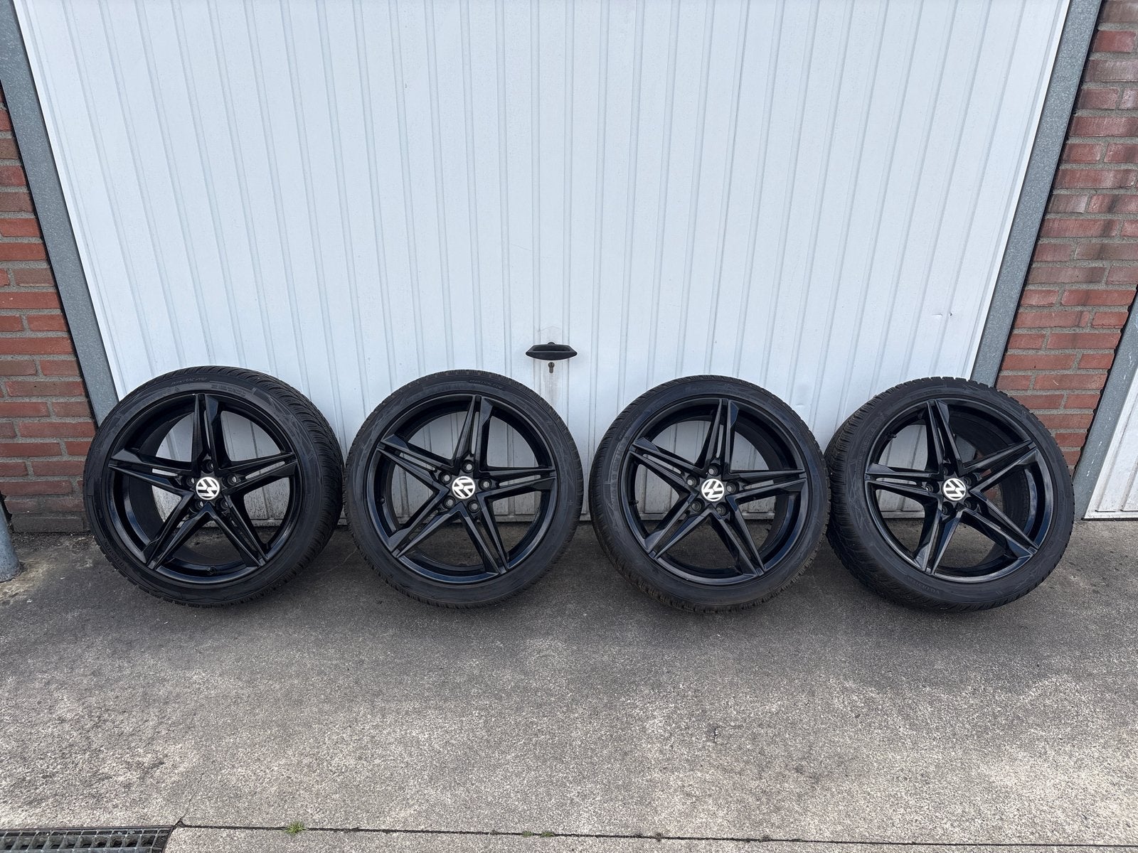VW Golf velgen met winterbanden 18 inch, 19 inch, Gebruikt, Banden en Velgen, Personenwagen