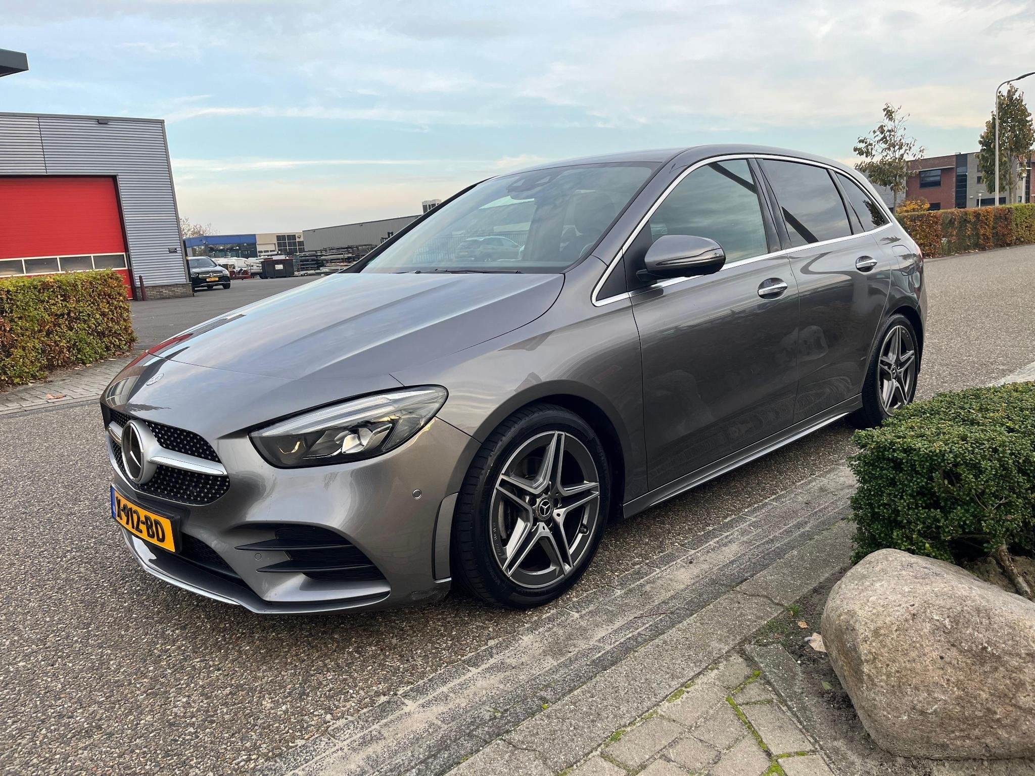 Mercedes-Benz B-klasse 200 Business Solution AMG | 360 Cam, Auto's, Gebruikt, 4 cilinders, Leder en Stof, 163 pk