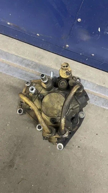 Caterpillar brandstof pomp + common rail leiding D8T motor 3