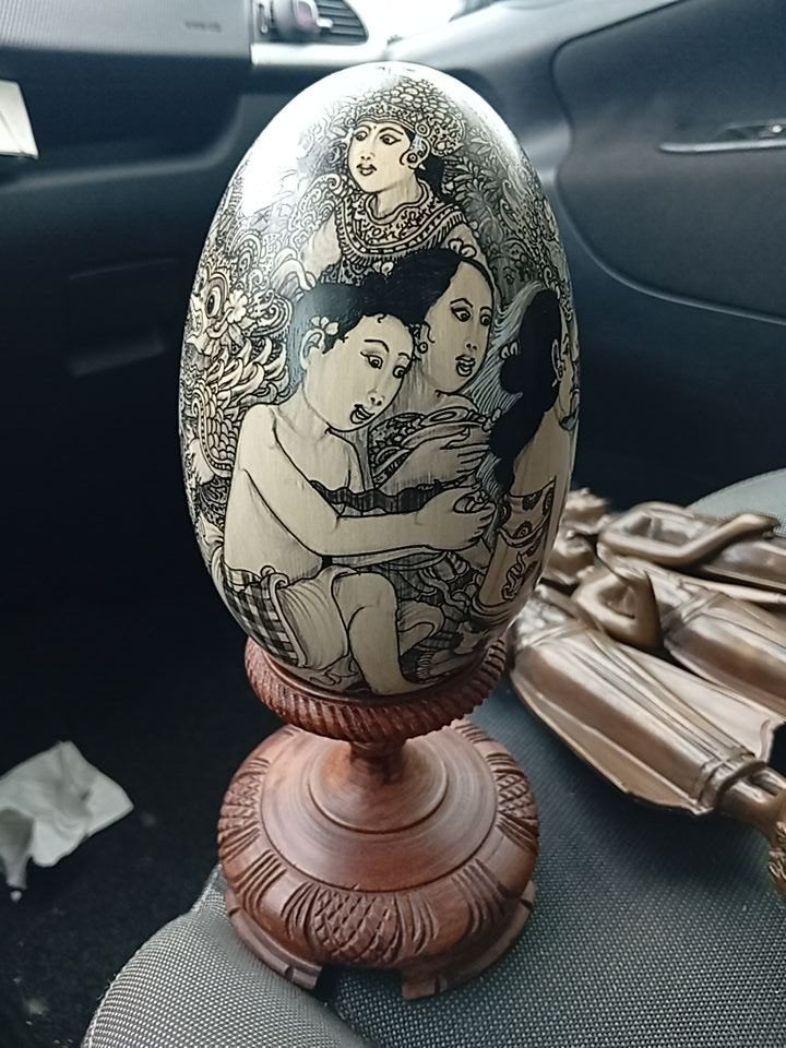 Handgeschilderd ei op standaard - Indonesische kunst, Antiek en Kunst, Natuurlijk materiaal, Overige typen, Ophalen of Verzenden