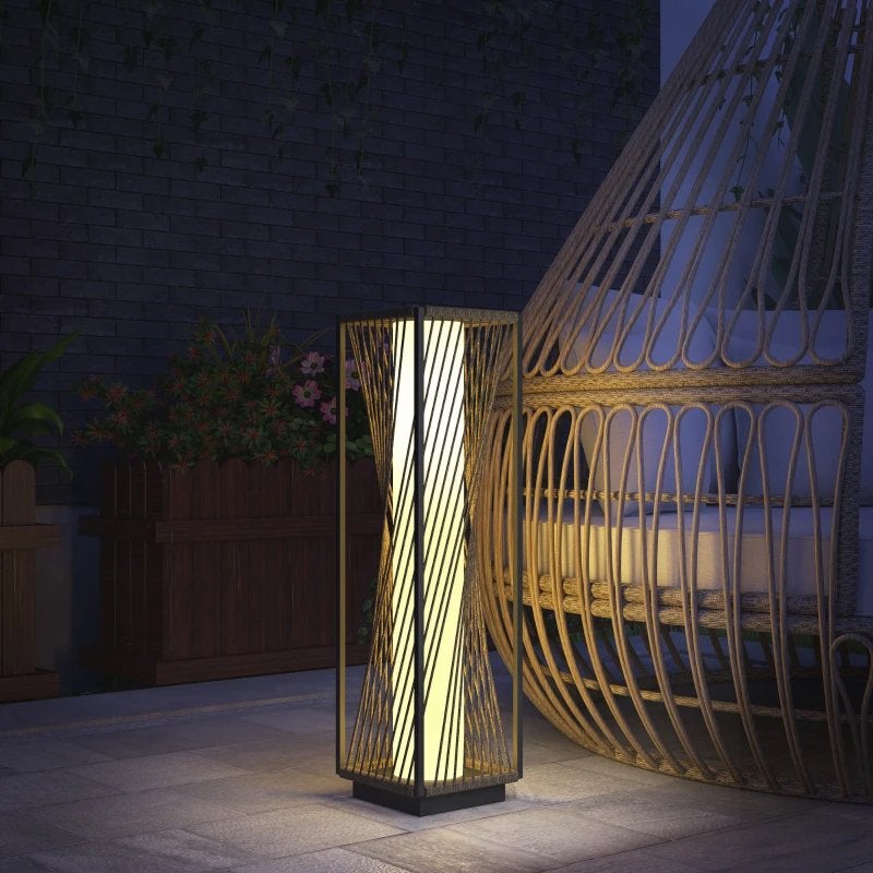 Moderne buitenlamp met sensor en IP44 bescherming. NIEUW, Overige materialen, Minder dan 50 watt, Staande lamp, Nieuw