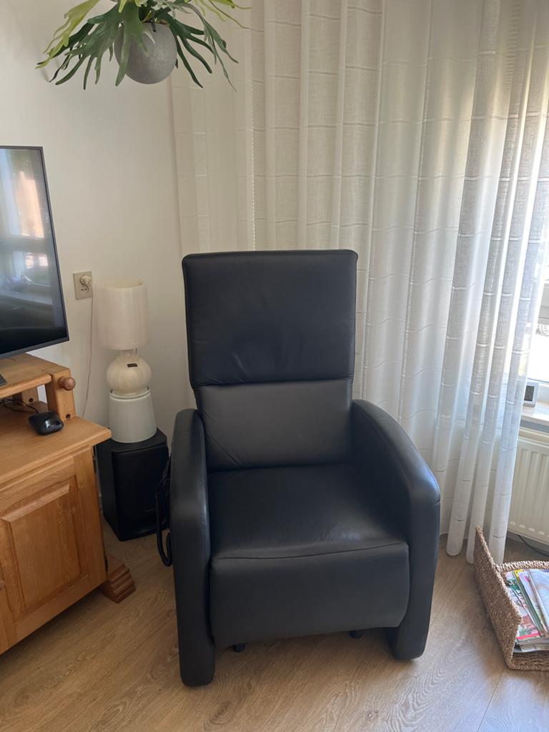 Comfortabele zwarte relaxfauteuil, Huis en Inrichting, Fauteuils, Ophalen, Gebruikt, Leer, 75 tot 100 cm