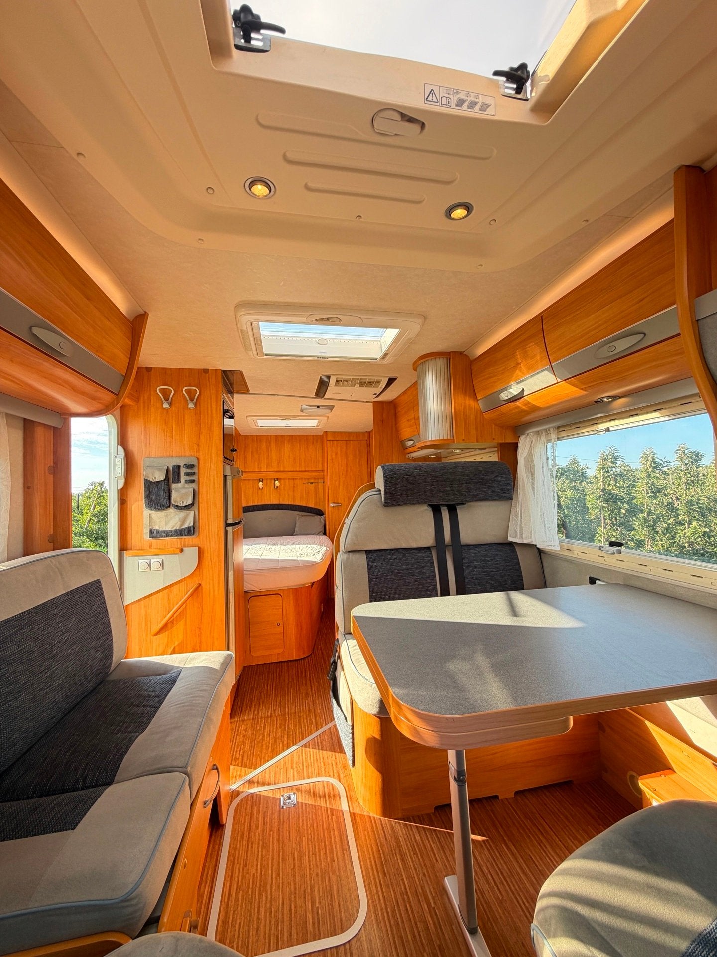 Foto 3 van Adria Coral S 680 ST LUCHTVERING / AIRCO / OYSTER SCHOTEL +