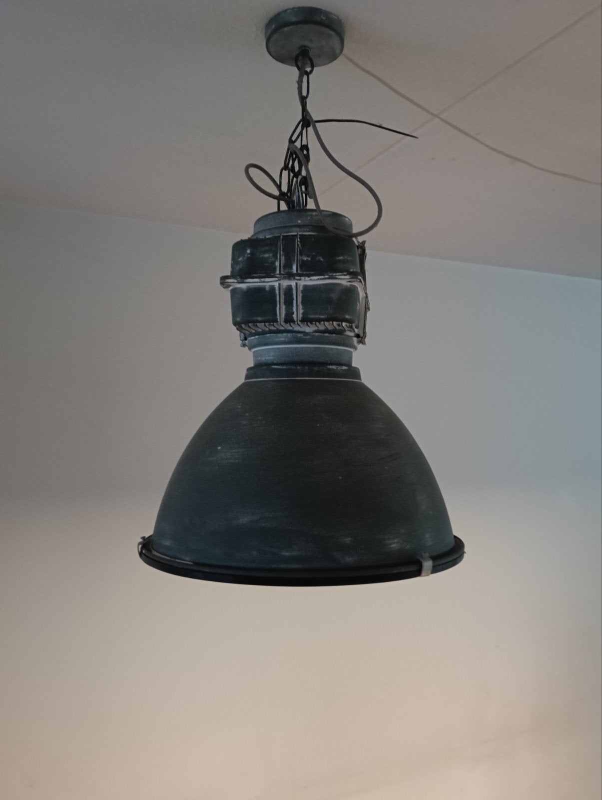 Set van 2 industriële hanglampen met matglazen afdekplaat, Ophalen, Gebruikt, E27 (groot), Glas