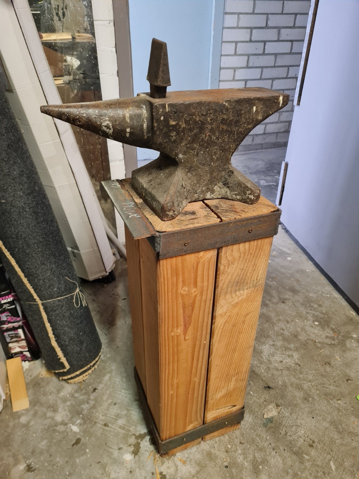 Robuust aambeeld met houten onderstel, Doe-het-zelf en Verbouw, Gereedschap | Handgereedschap, Ophalen