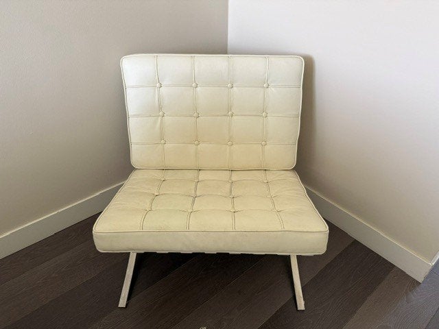 Barcelona chair replica echt leer wit/creme met hocker, Ophalen, Zo goed als nieuw, 75 tot 100 cm, Leer