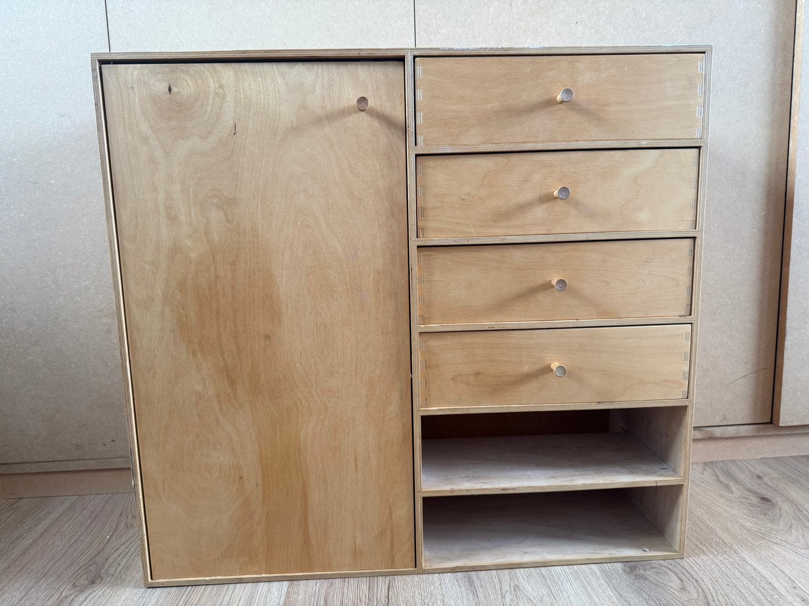 Fijn stevig houten ladekastje | 4 lades | deurtje & 1 plank, Huis en Inrichting, Ophalen, Minder dan 50 cm, 3 of 4 laden, Minder dan 100 cm