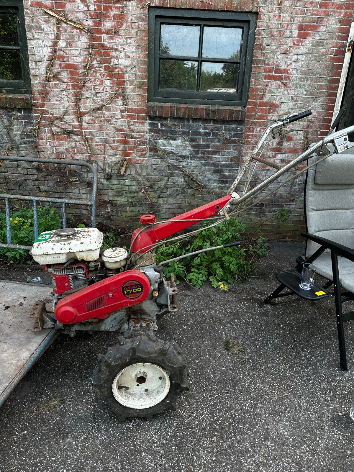 Opknapper: Honda F700 Tweeasser tuinfrees met assecoires, Ophalen, Gebruikt, Benzine