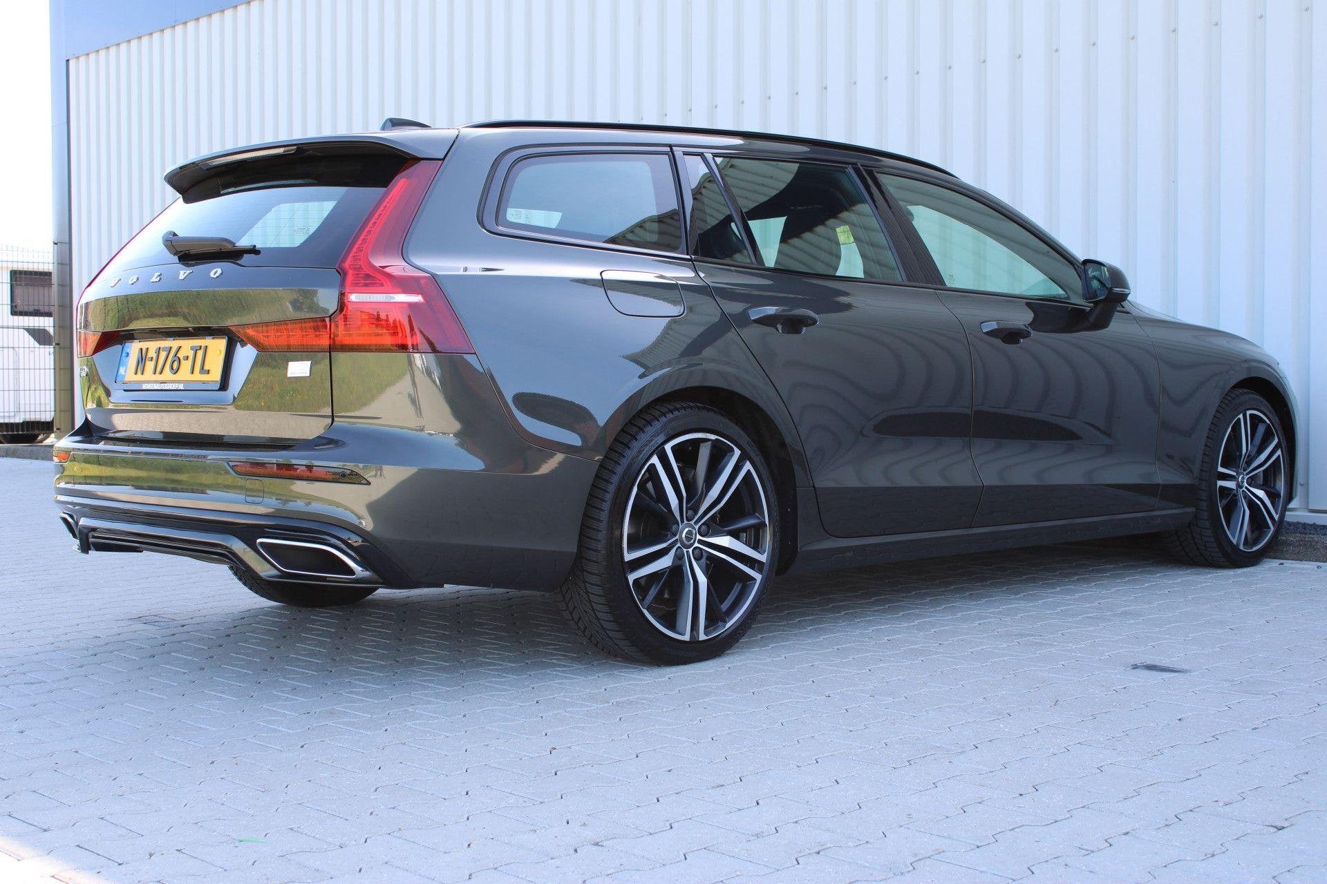 Volvo V60 2.0 T8 Recharge AWD R-Design | Incl. 12 maanden ga, Auto's, Volvo, Stof, Gebruikt, 129 €/maand, Te koop