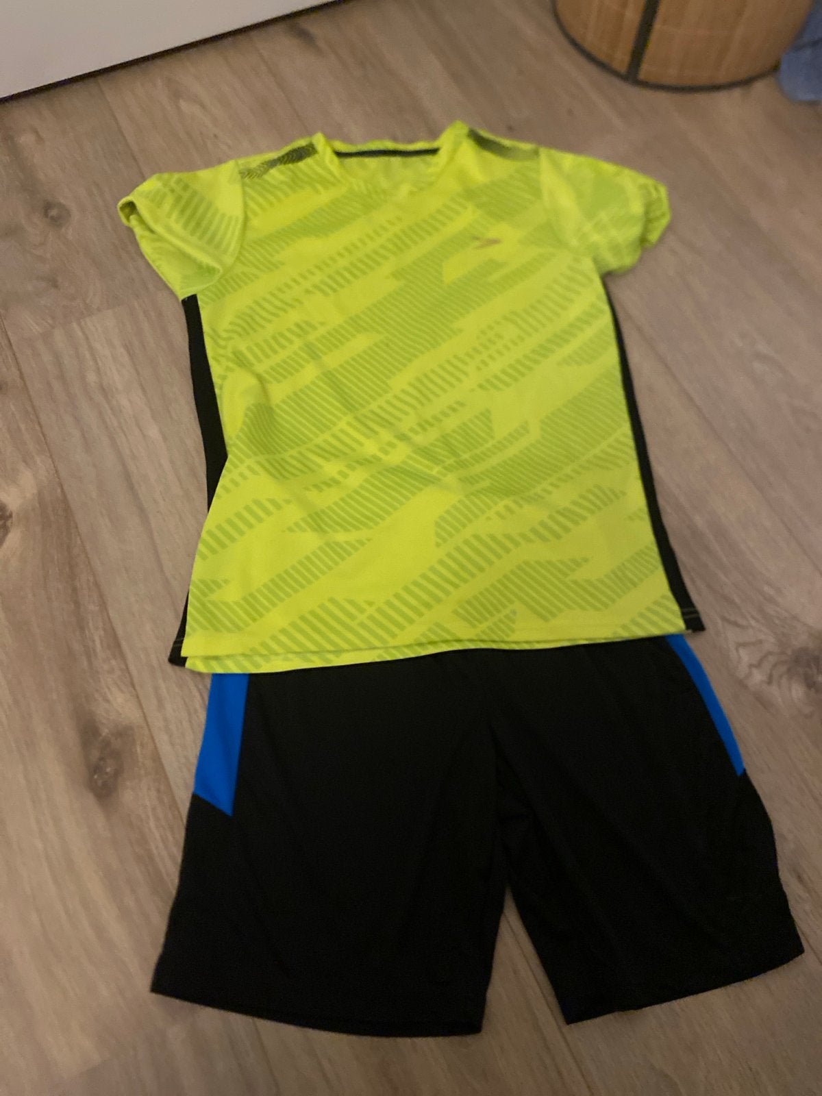 DUTCHY Sportset: Neon Groen Shirt & Zwarte Short Maat 164, Ophalen of Verzenden, Zo goed als nieuw, Jongen of Meisje, Sport- of Zwemkleding