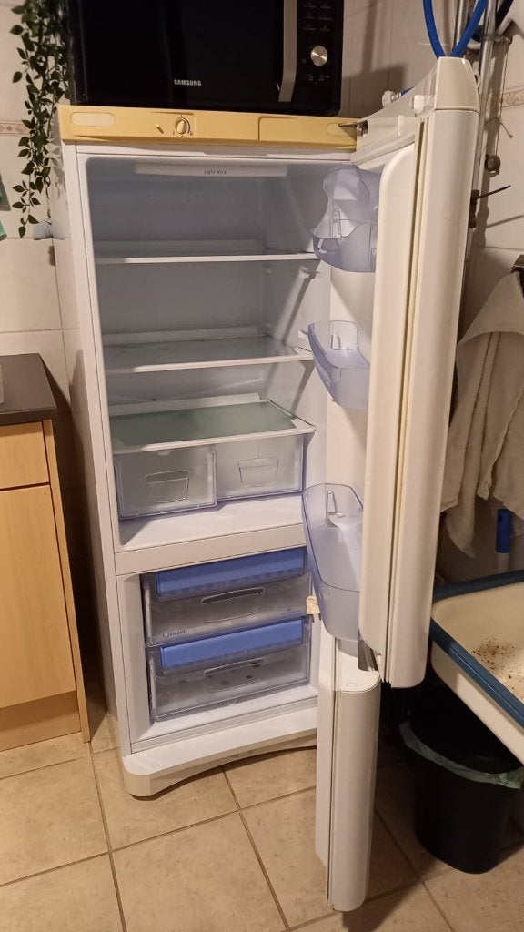 Koelkast vrieskast Indesit 150cm hoog, Ophalen, Gebruikt, 200 liter of meer, Met aparte vriezer