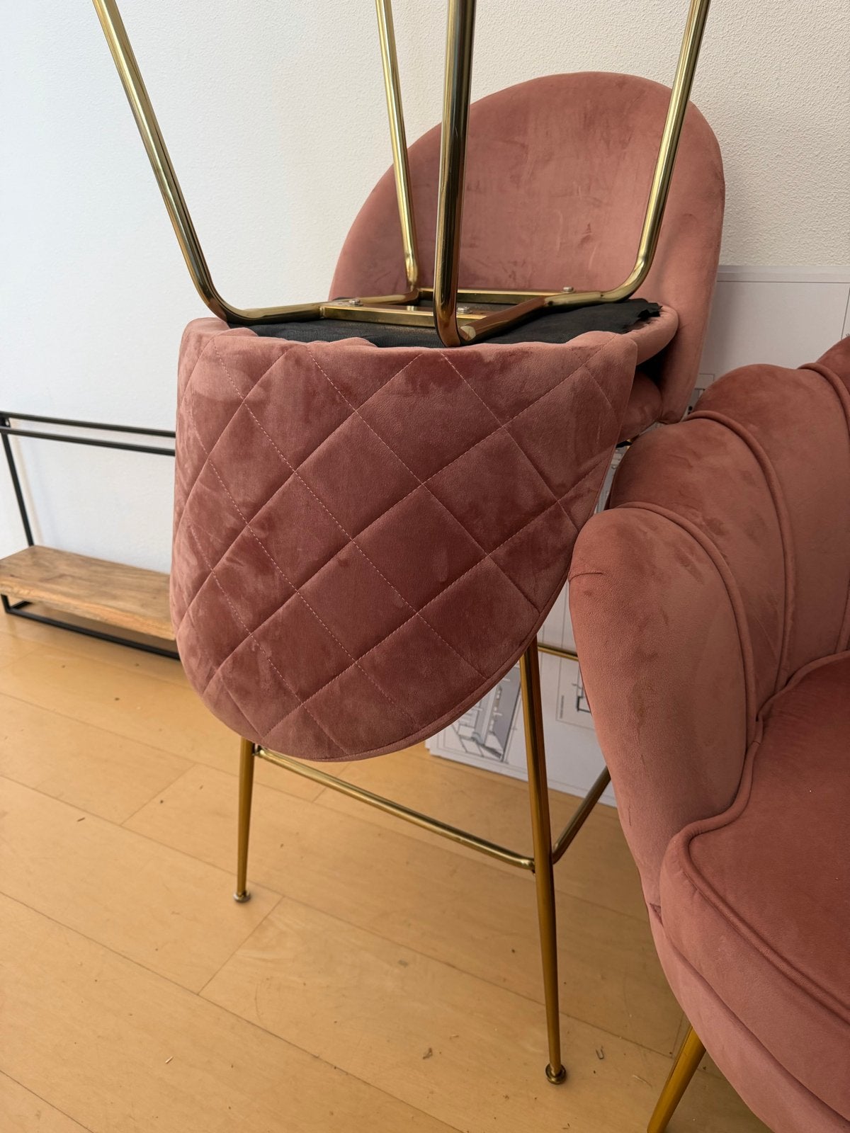 Roze fluwelen fauteuil met gouden poten, Huis en Inrichting, Fauteuils, Ophalen, Minder dan 75 cm, Zo goed als nieuw, Stof
