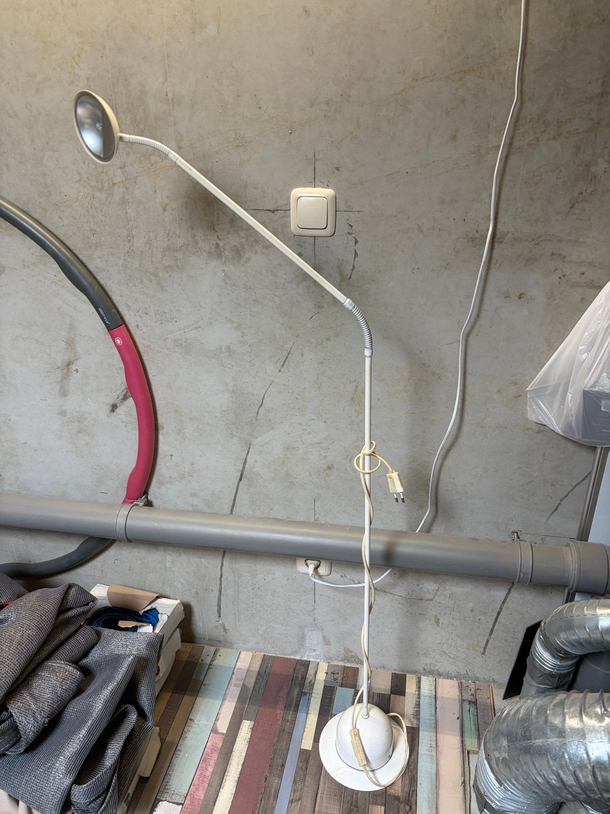 Oude werkende vloerlamp met flexibele arm, Ophalen