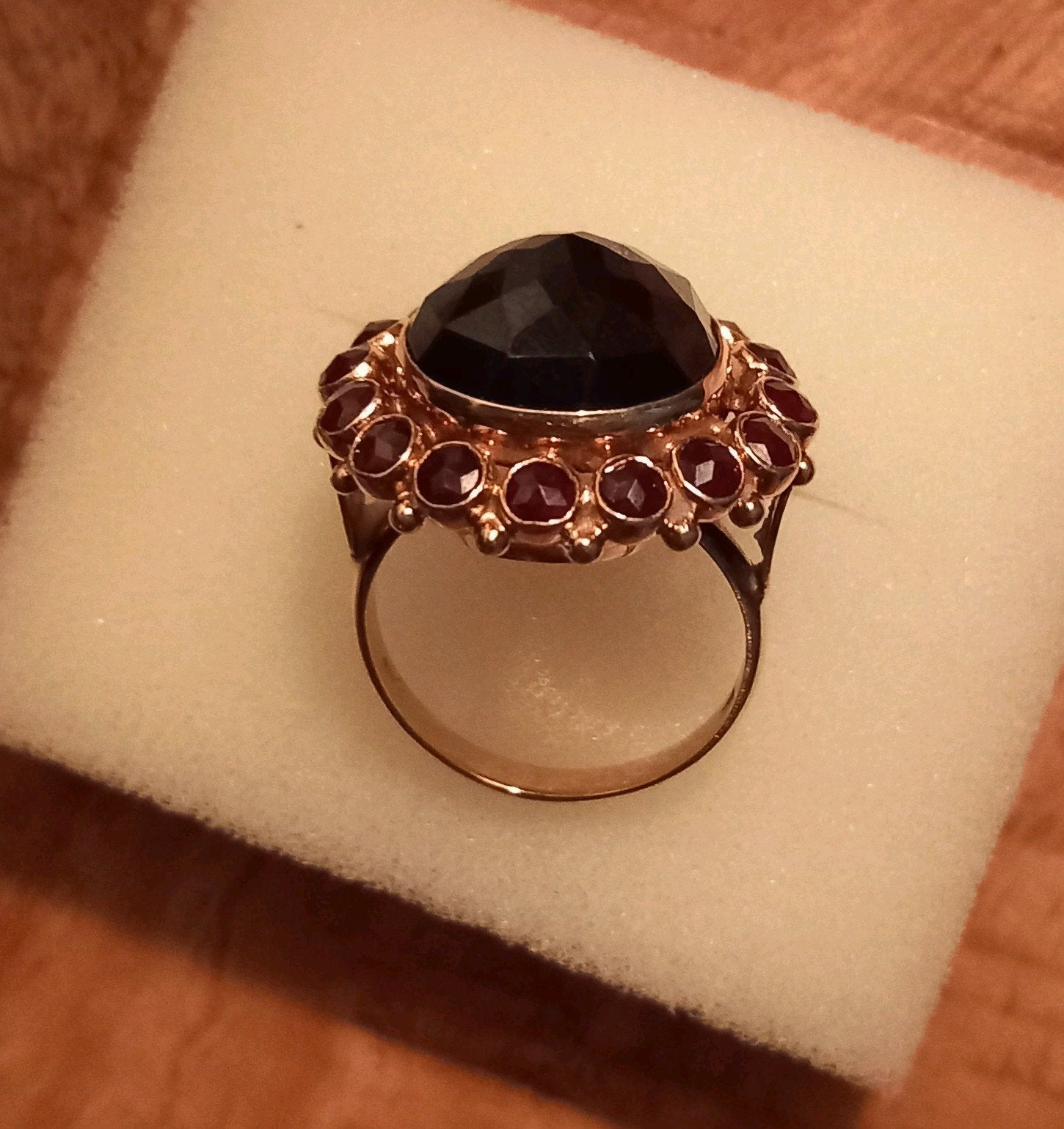 14 karaat gouden damesring met granaat, Sieraden, Tassen en Uiterlijk, Ringen, Ophalen of Verzenden, Zo goed als nieuw, 17 tot 18
