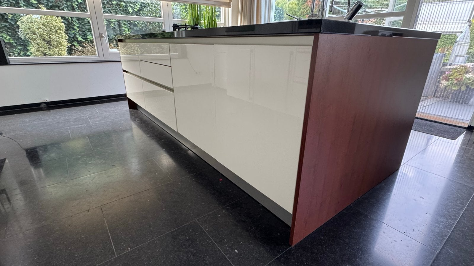 Foto 7 van Siematic Keuken met Eiland en Zwart Granieten Blad