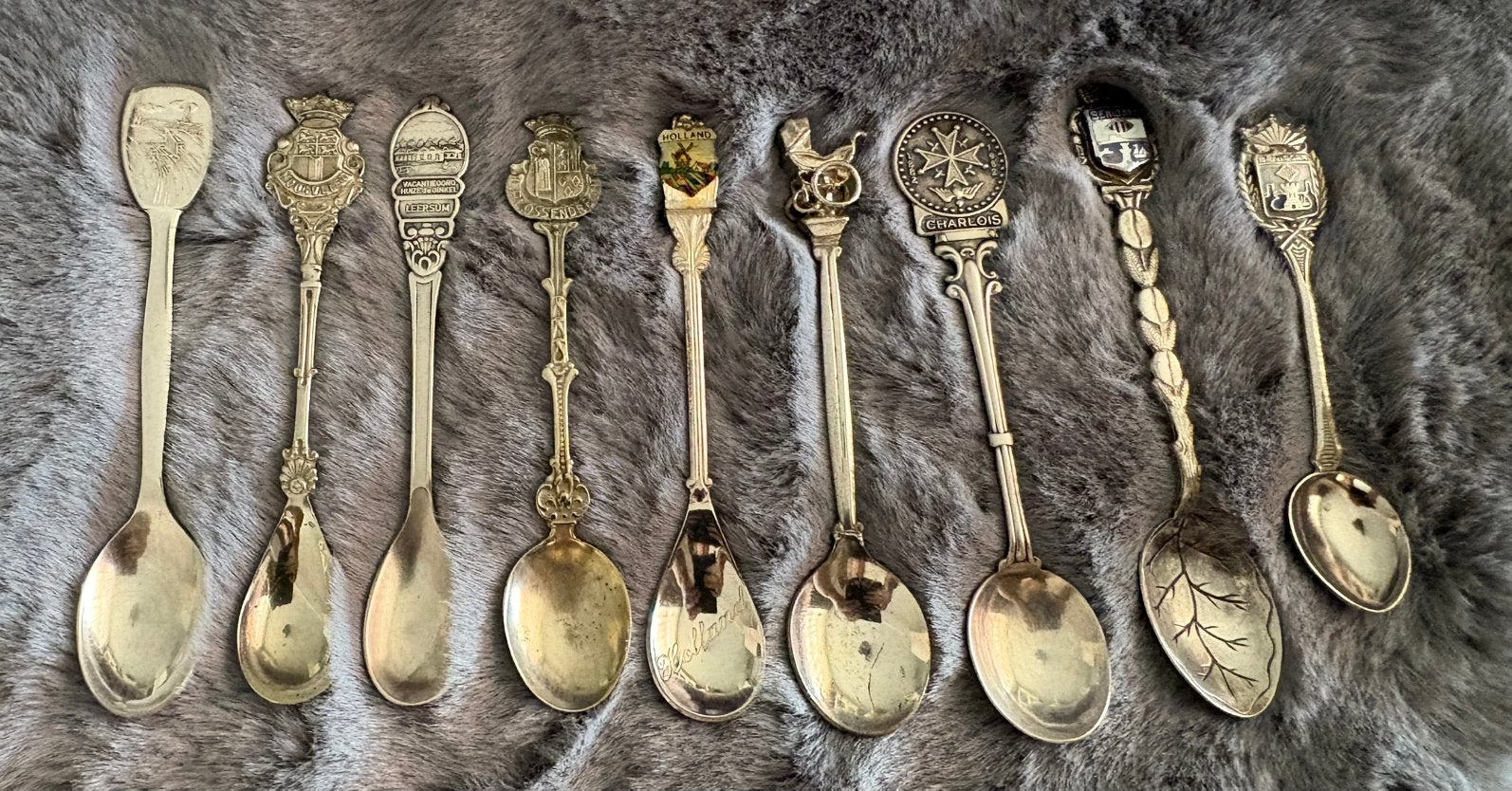 Lepeldoosje+9 vintage lepeltjes uit diverse plaatsen, Antiek en Kunst, Ophalen of Verzenden