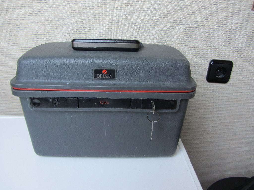 Hardschalen beautycase Delsey grijs met goed werkend slot, Gebruikt, Ophalen of Verzenden, Grijs, Met slot