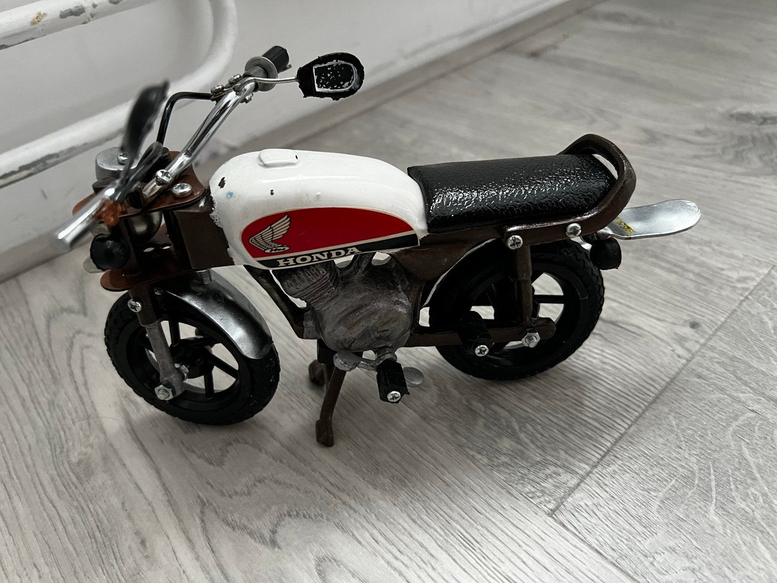 Decoratieve Honda Motorfiets Model - Vintage Stijl, Hobby en Vrije tijd, Modelbouw | Auto's en Voertuigen, Overige merken, Gebruikt