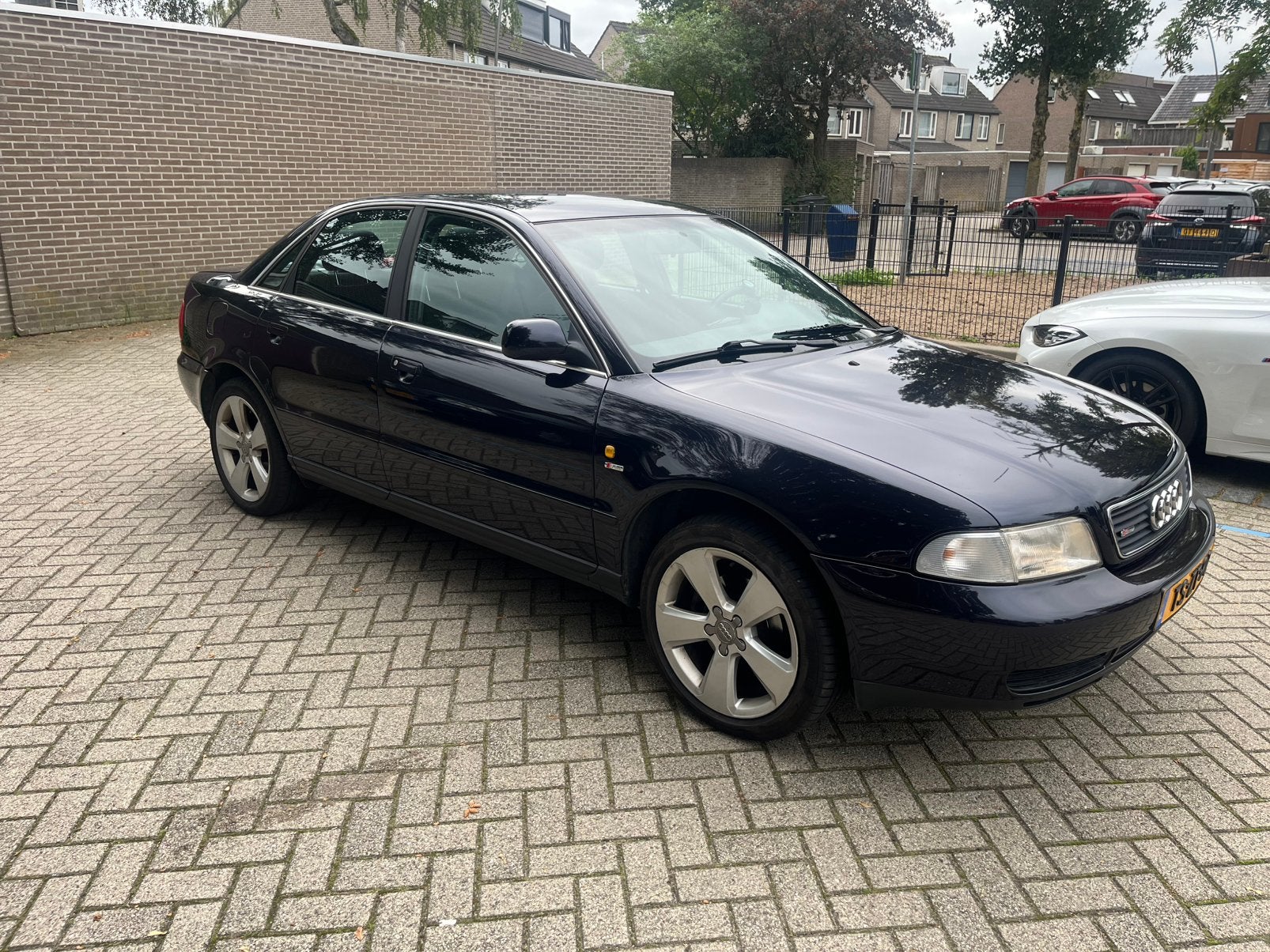 Audi A4 1.6 74KW AUT Advance Youngtimer nwe Apk, Auto's, Dealer onderhouden, Zwart, 4 cilinders, Blauw