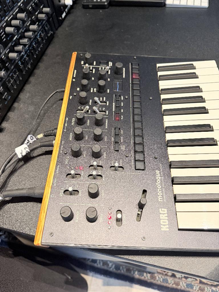 Korg Monologue BK, Muziek en Instrumenten, Synthesizers, Korg, Zo goed als nieuw, Met midi-aansluiting, Overige aantallen