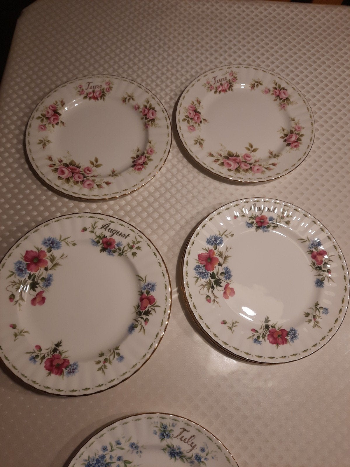 Vintage Royal Albert 'Flower of the Month' borden, Vintage, Ophalen of Verzenden, Zo goed als nieuw, Bord(en)