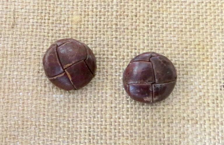 Hergebruik Vintage lederen knopen nr M2191 bruin, Ophalen of Verzenden, Gebruikt, Knoop of Knopen