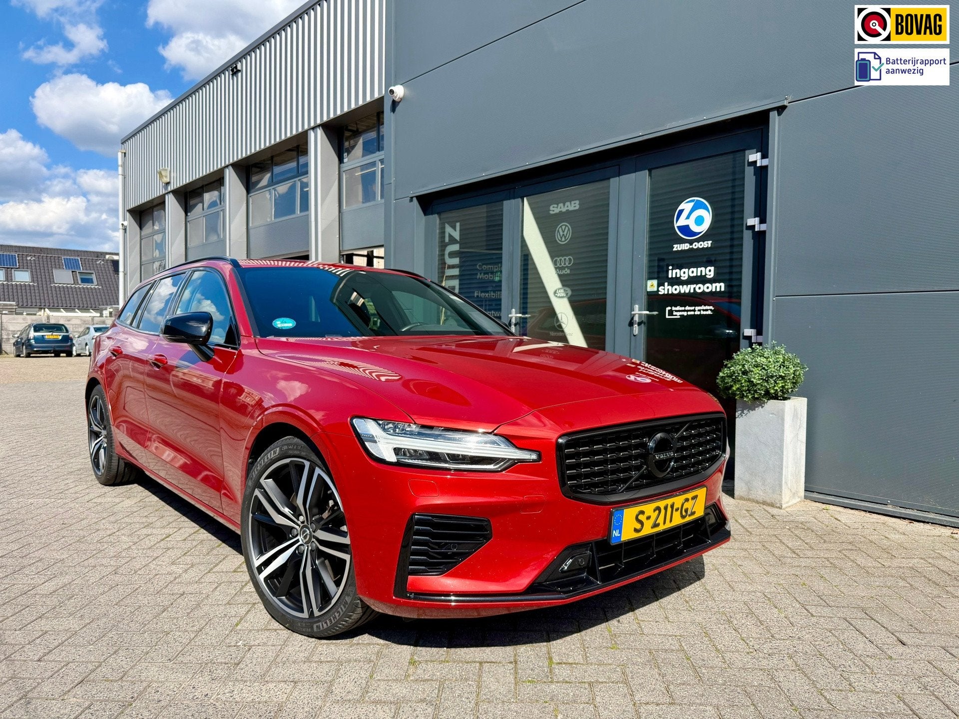 Volvo V60 2.0 T8 Recharge AWD R-Design, Gebruikt, Euro 6, 4 cilinders, Leder en Stof