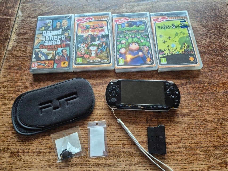 PSP 2000 met 4 spellen en reserve onderdelen, Ophalen of Verzenden, Gebruikt, PSP Slim, Met games
